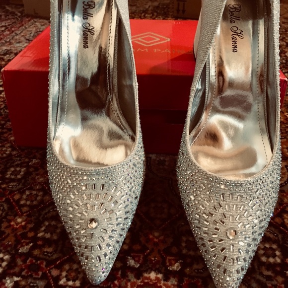 Shoes - BNIB Shimmery silver heels